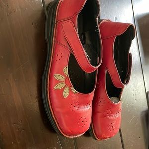 Leather ladies Mary Janes size 38 . Cute flower design. Velcro closure